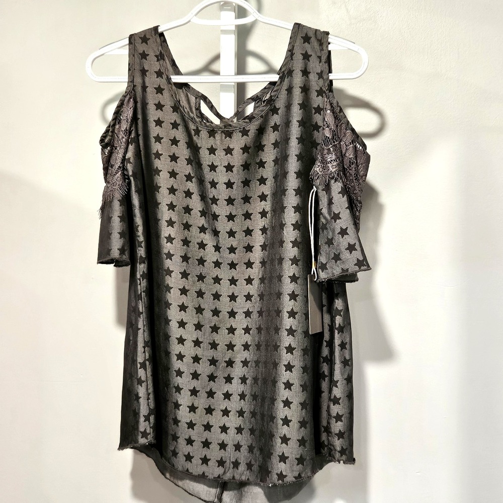 NWT Billy T Blouse S Star Print Gray Cold Shoulder Lace Sleeve V Back Crisscross